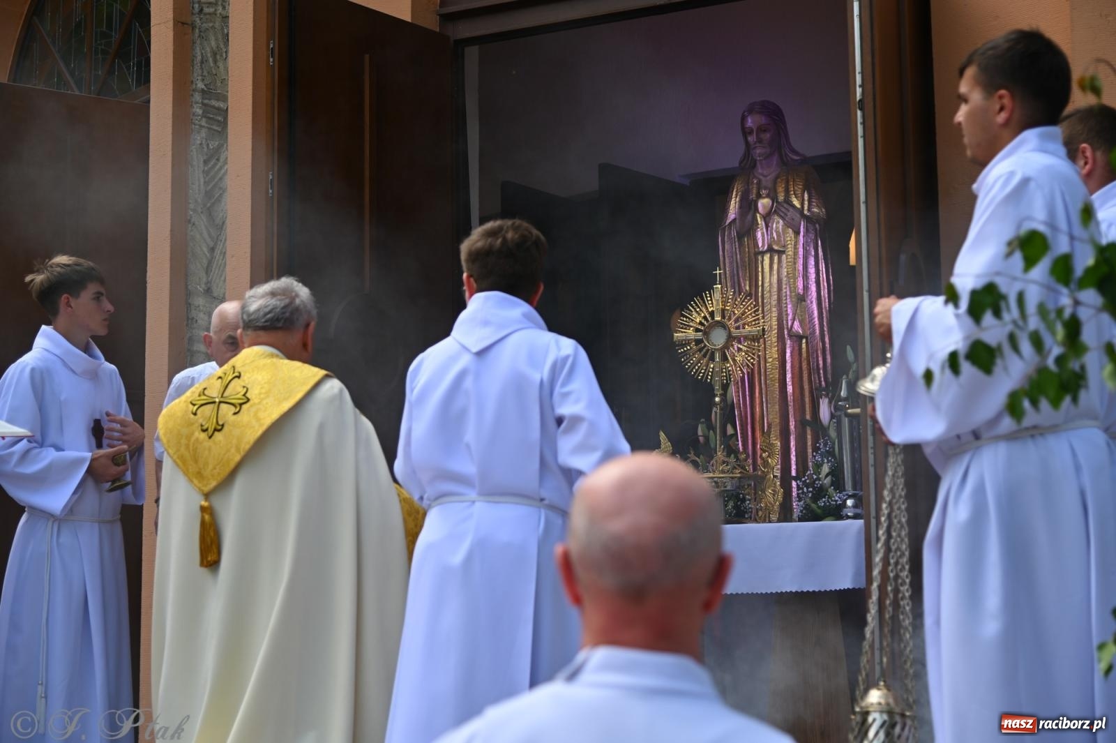Zdjęcie w galerii na portalu naszraciborz.pl: Boże Ciało w parafii NSPJ w Raciborzu [FOTO i WIDEO] wiadomości z regionu