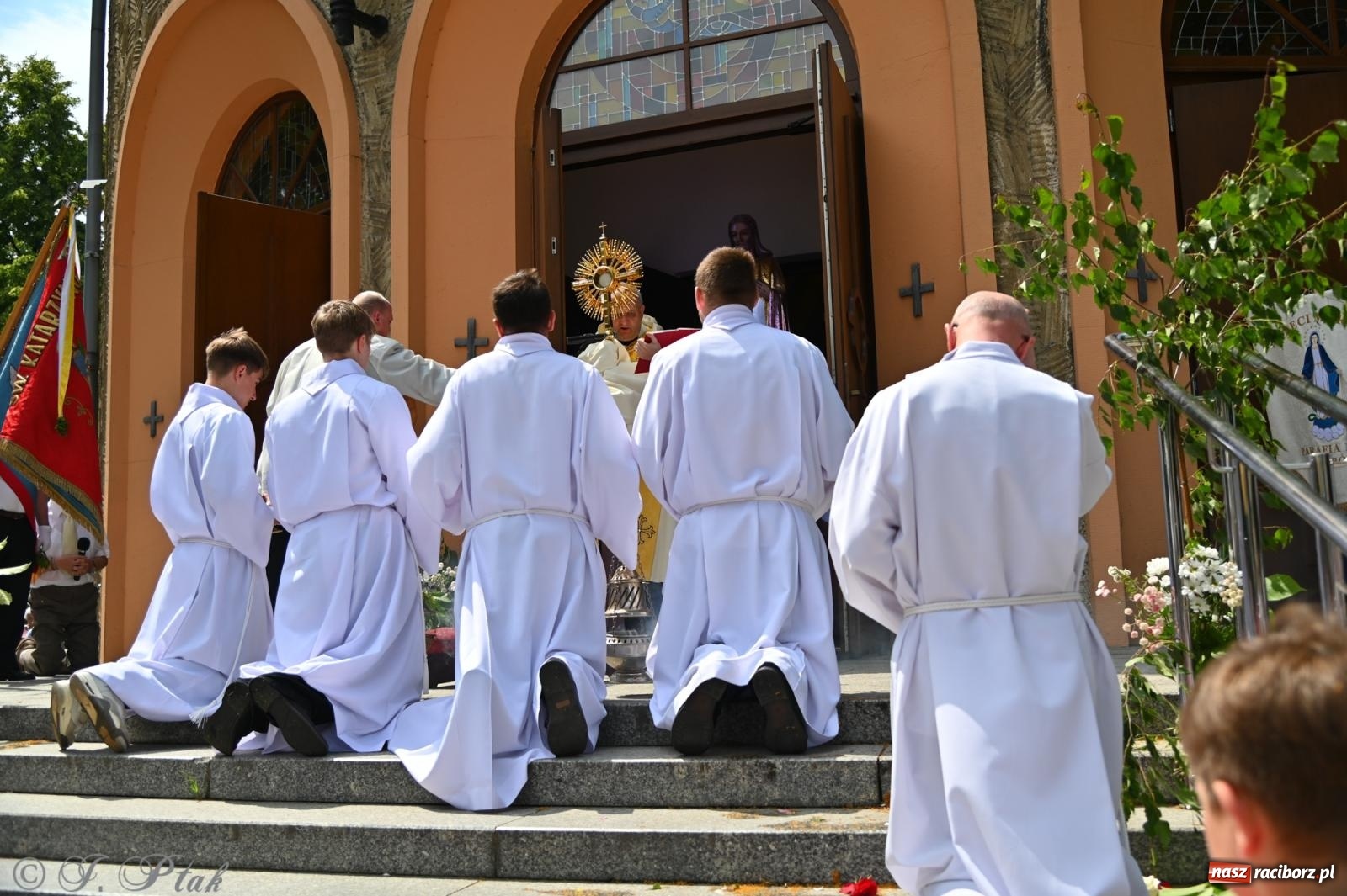 Zdjęcie w galerii na portalu naszraciborz.pl: Boże Ciało w parafii NSPJ w Raciborzu [FOTO i WIDEO] wiadomości z regionu