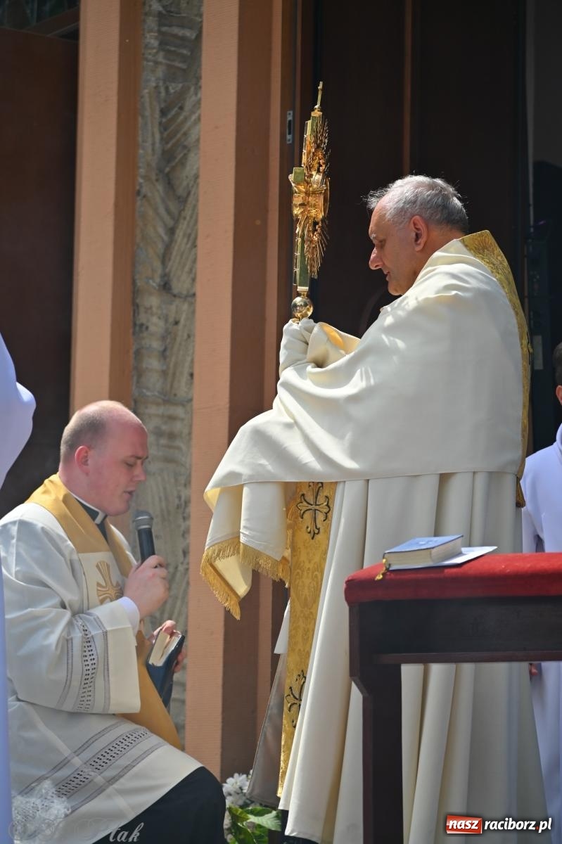Zdjęcie w galerii na portalu naszraciborz.pl: Boże Ciało w parafii NSPJ w Raciborzu [FOTO i WIDEO] wiadomości z regionu