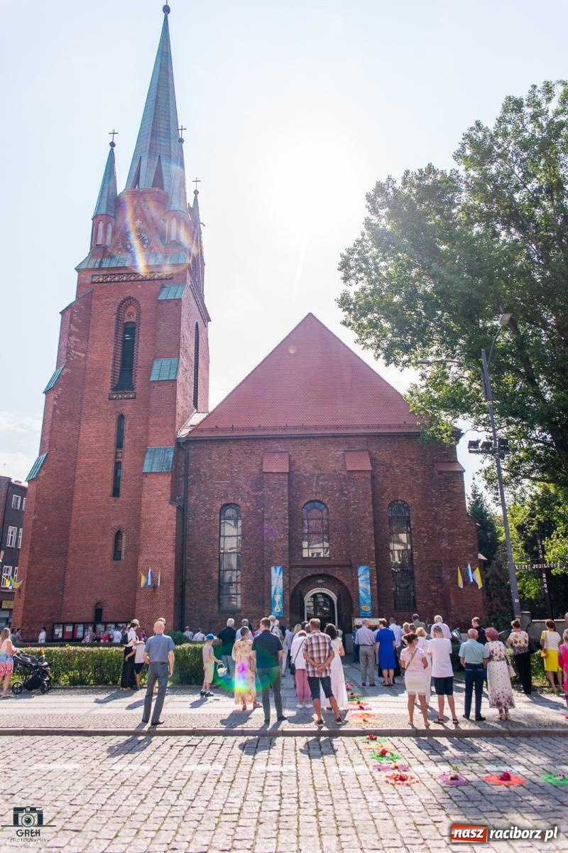 Zdjęcie w galerii na portalu naszraciborz.pl: Boże Ciało w parafii WNMP w Raciborzu – nowa trasa procesji i przypomnienie genezy święta wiadomości z regionu