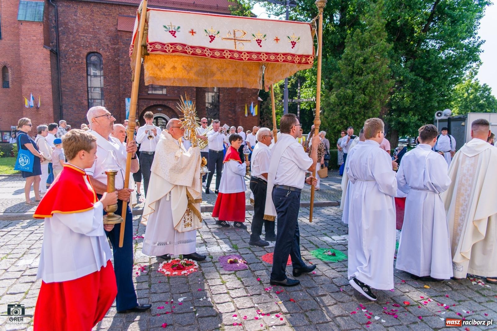 Zdjęcie w galerii na portalu naszraciborz.pl: Boże Ciało w parafii WNMP w Raciborzu – nowa trasa procesji i przypomnienie genezy święta wiadomości z regionu