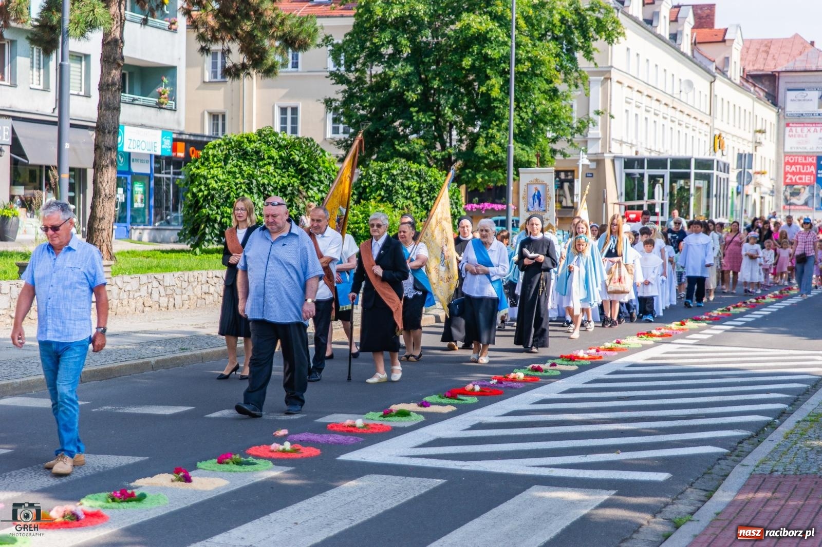 Zdjęcie w galerii na portalu naszraciborz.pl: Boże Ciało w parafii WNMP w Raciborzu – nowa trasa procesji i przypomnienie genezy święta wiadomości z regionu