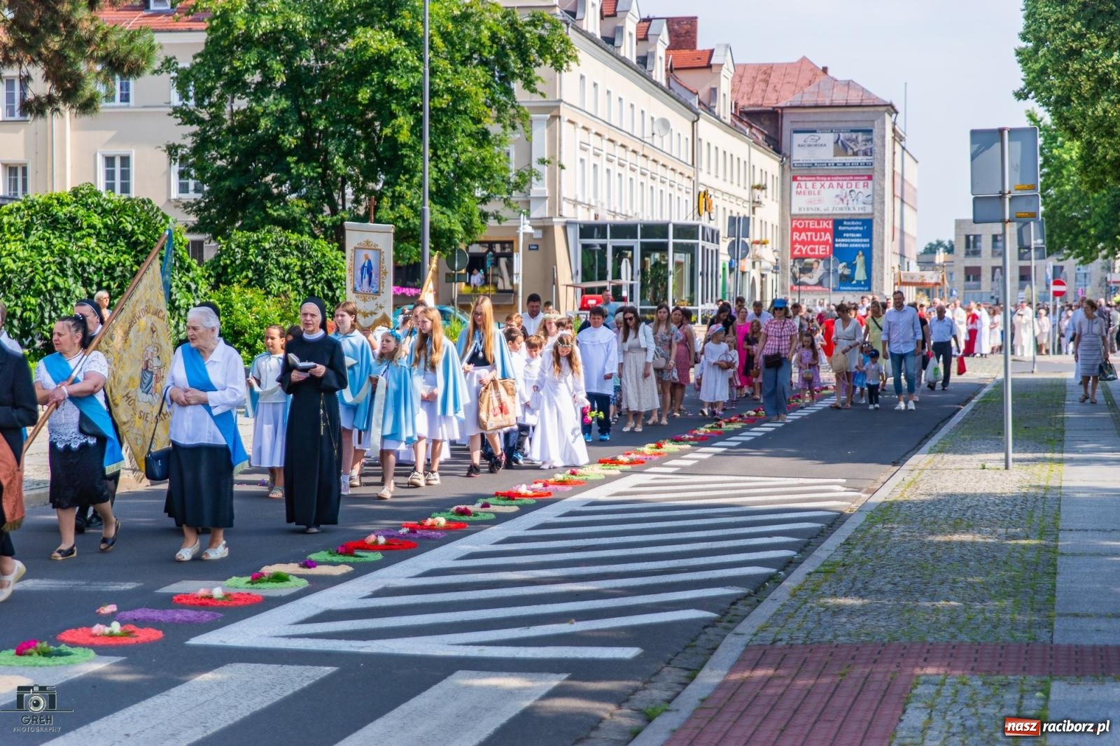Zdjęcie w galerii na portalu naszraciborz.pl: Boże Ciało w parafii WNMP w Raciborzu – nowa trasa procesji i przypomnienie genezy święta wiadomości z regionu