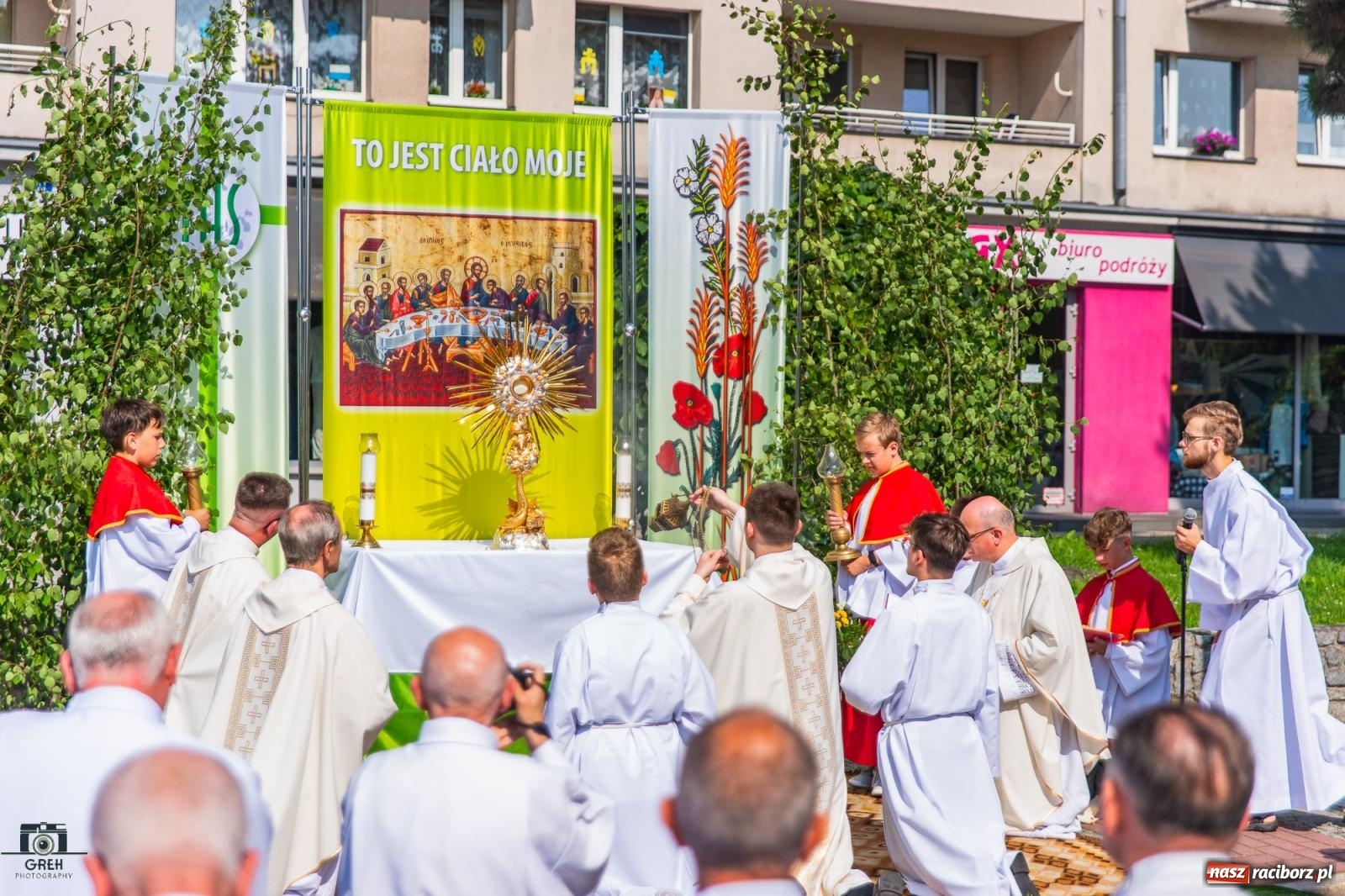 Zdjęcie w galerii na portalu naszraciborz.pl: Boże Ciało w parafii WNMP w Raciborzu – nowa trasa procesji i przypomnienie genezy święta wiadomości z regionu