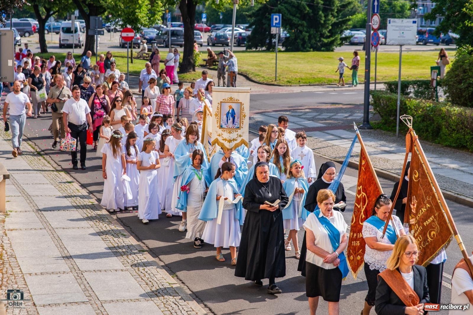 Zdjęcie w galerii na portalu naszraciborz.pl: Boże Ciało w parafii WNMP w Raciborzu – nowa trasa procesji i przypomnienie genezy święta wiadomości z regionu