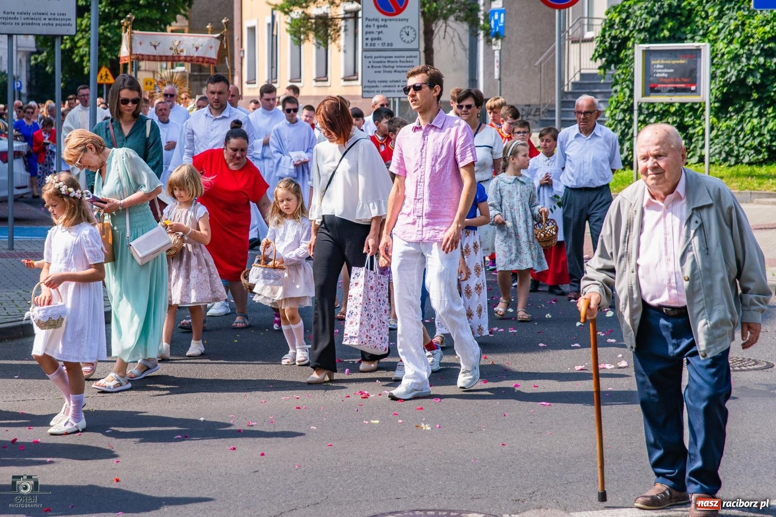 Zdjęcie w galerii na portalu naszraciborz.pl: Boże Ciało w parafii WNMP w Raciborzu – nowa trasa procesji i przypomnienie genezy święta wiadomości z regionu