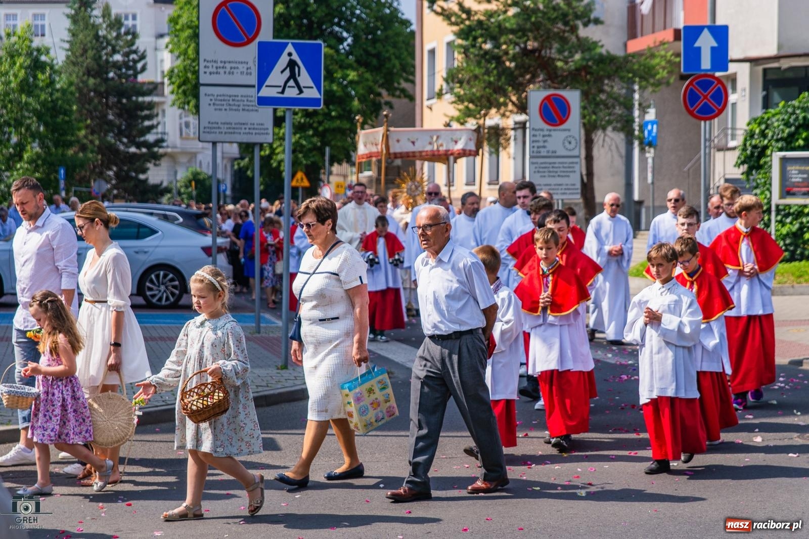 Zdjęcie w galerii na portalu naszraciborz.pl: Boże Ciało w parafii WNMP w Raciborzu – nowa trasa procesji i przypomnienie genezy święta wiadomości z regionu