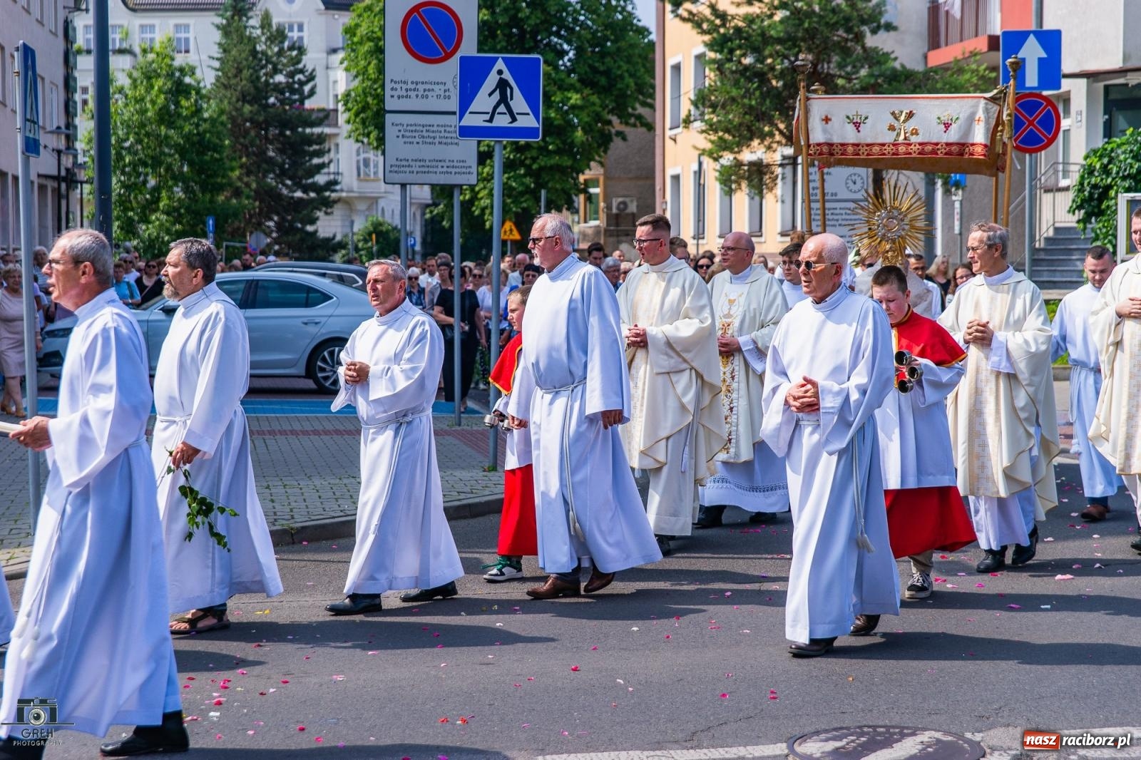 Zdjęcie w galerii na portalu naszraciborz.pl: Boże Ciało w parafii WNMP w Raciborzu – nowa trasa procesji i przypomnienie genezy święta wiadomości z regionu