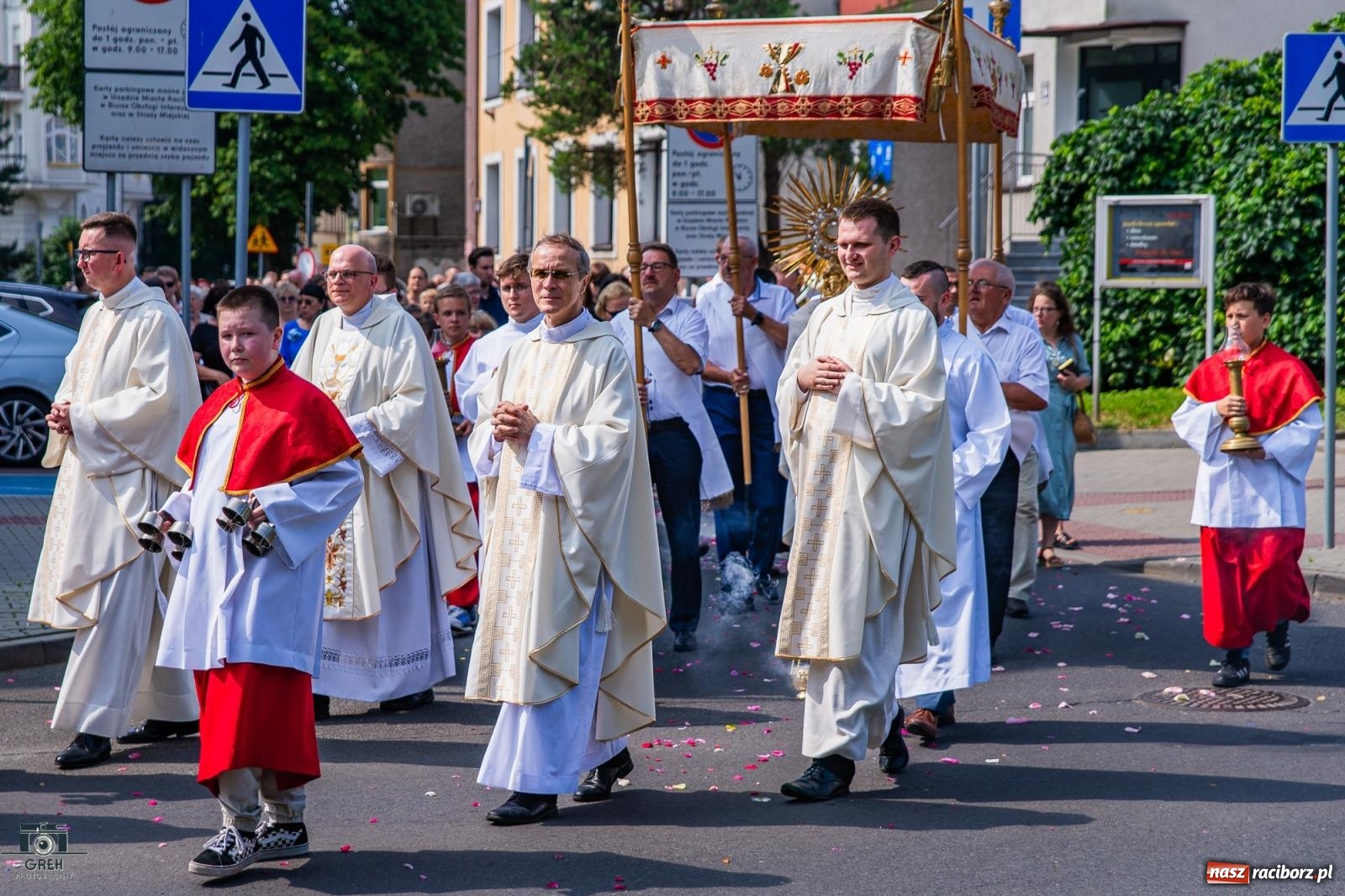 Zdjęcie w galerii na portalu naszraciborz.pl: Boże Ciało w parafii WNMP w Raciborzu – nowa trasa procesji i przypomnienie genezy święta wiadomości z regionu