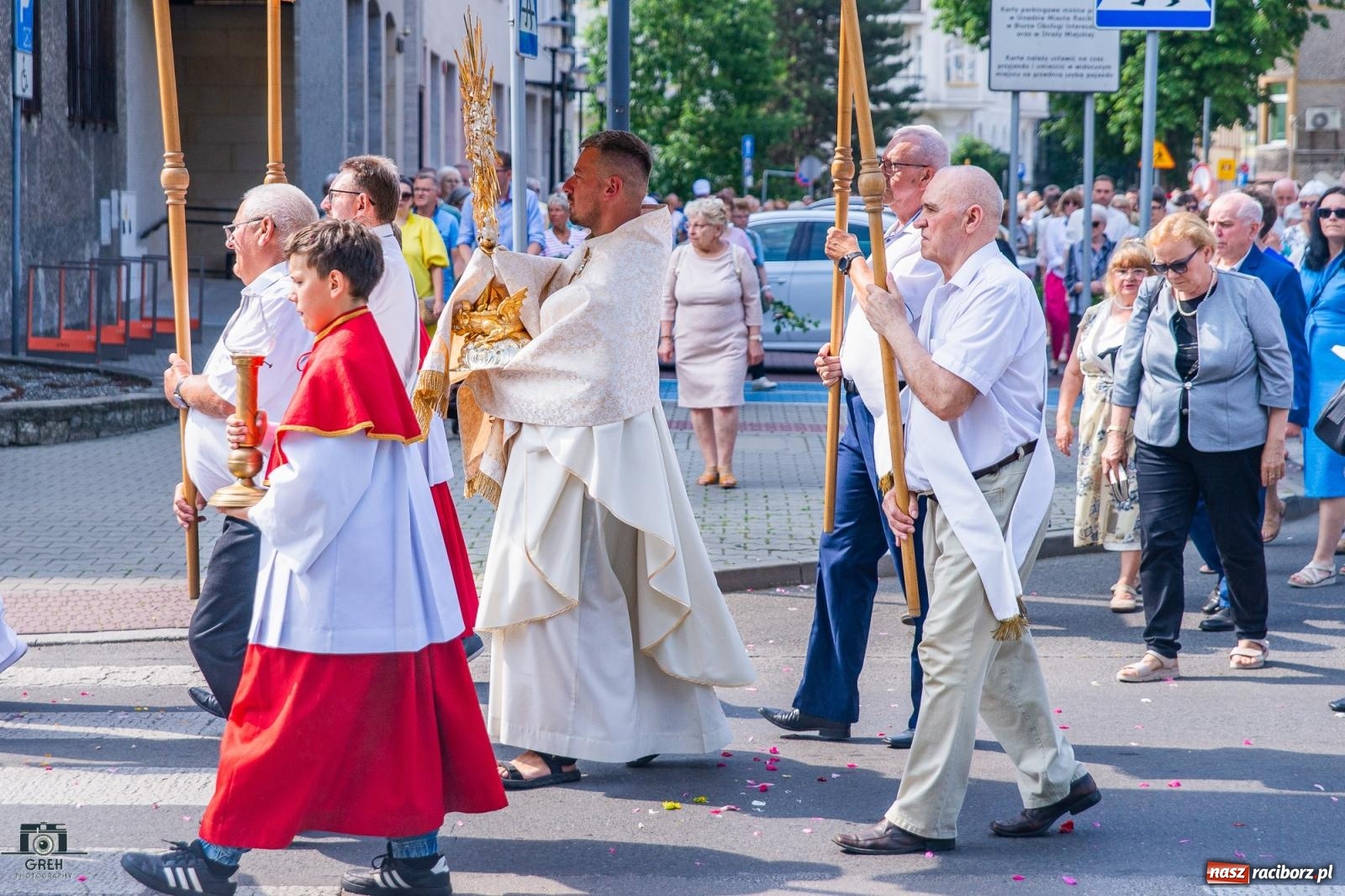 Zdjęcie w galerii na portalu naszraciborz.pl: Boże Ciało w parafii WNMP w Raciborzu – nowa trasa procesji i przypomnienie genezy święta wiadomości z regionu