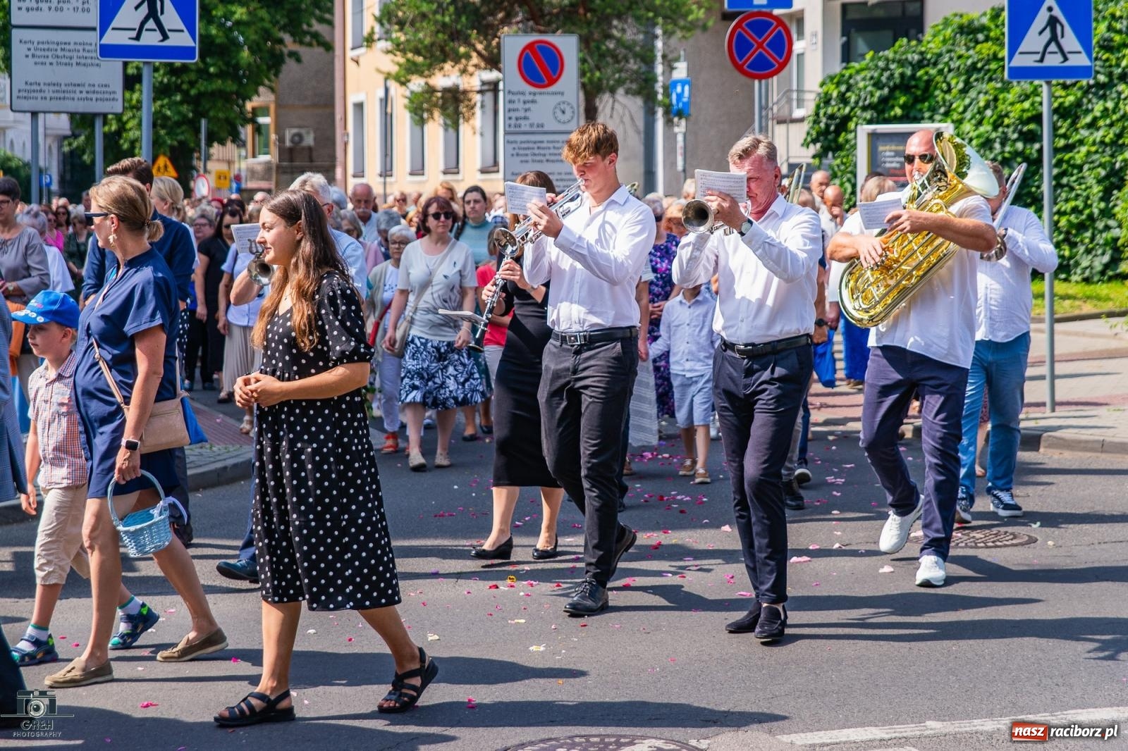 Zdjęcie w galerii na portalu naszraciborz.pl: Boże Ciało w parafii WNMP w Raciborzu – nowa trasa procesji i przypomnienie genezy święta wiadomości z regionu