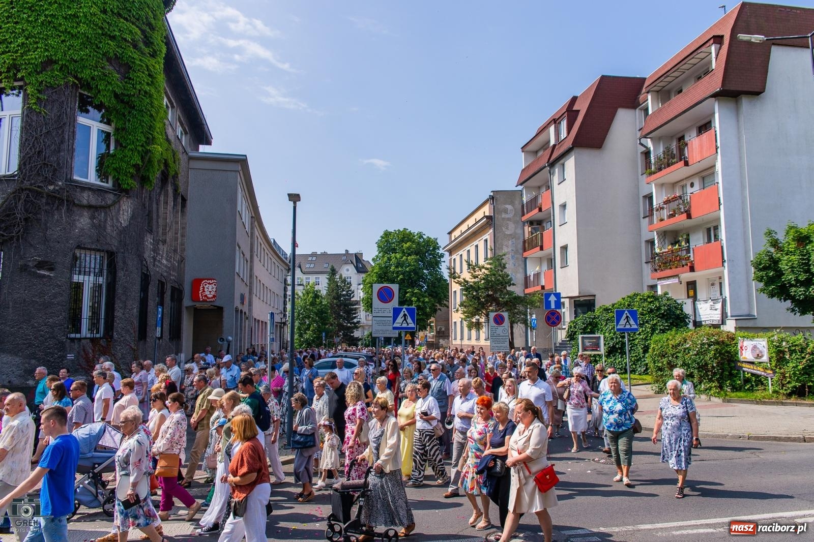 Zdjęcie w galerii na portalu naszraciborz.pl: Boże Ciało w parafii WNMP w Raciborzu – nowa trasa procesji i przypomnienie genezy święta wiadomości z regionu