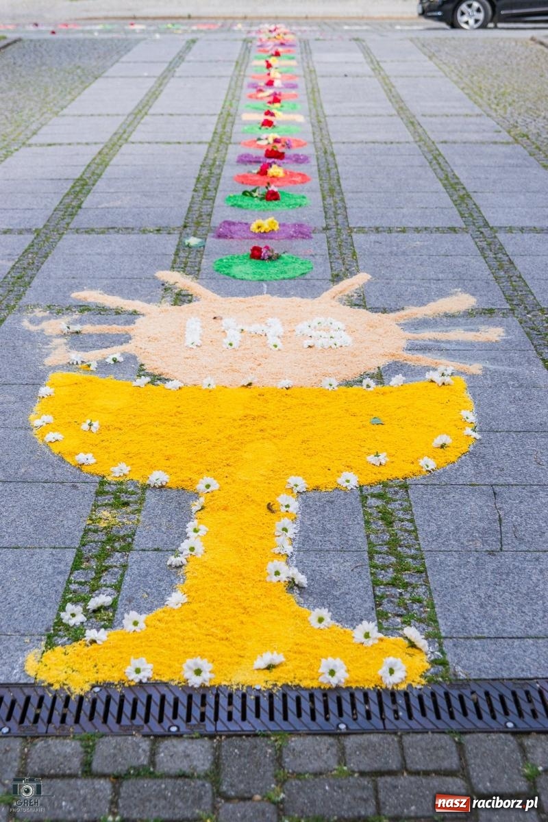Zdjęcie w galerii na portalu naszraciborz.pl: Boże Ciało w parafii WNMP w Raciborzu – nowa trasa procesji i przypomnienie genezy święta wiadomości z regionu