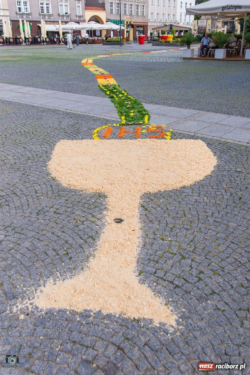 Zdjęcie w galerii na portalu naszraciborz.pl: Boże Ciało w parafii WNMP w Raciborzu – nowa trasa procesji i przypomnienie genezy święta wiadomości z regionu