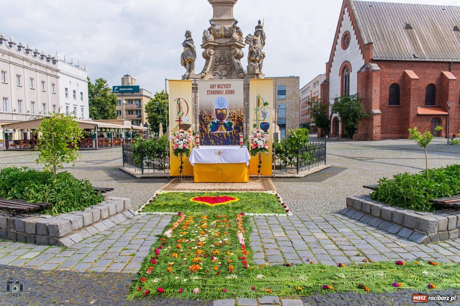 Zdjęcie w galerii na portalu naszraciborz.pl: Boże Ciało w parafii WNMP w Raciborzu – nowa trasa procesji i przypomnienie genezy święta wiadomości z regionu