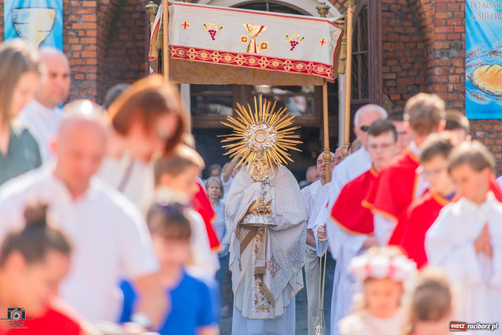 Zdjęcie w galerii na portalu naszraciborz.pl: Boże Ciało w parafii WNMP w Raciborzu – nowa trasa procesji i przypomnienie genezy święta wiadomości z regionu