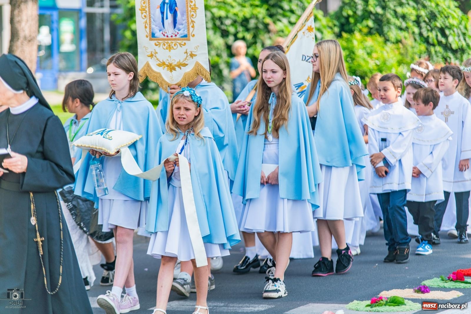 Zdjęcie w galerii na portalu naszraciborz.pl: Boże Ciało w parafii WNMP w Raciborzu – nowa trasa procesji i przypomnienie genezy święta wiadomości z regionu