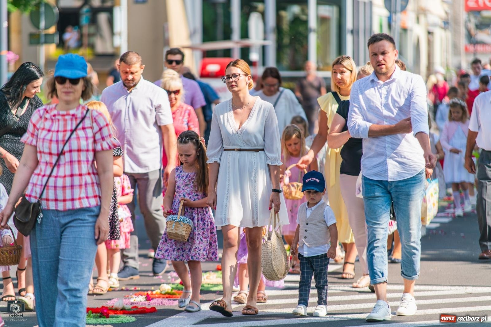 Zdjęcie w galerii na portalu naszraciborz.pl: Boże Ciało w parafii WNMP w Raciborzu – nowa trasa procesji i przypomnienie genezy święta wiadomości z regionu