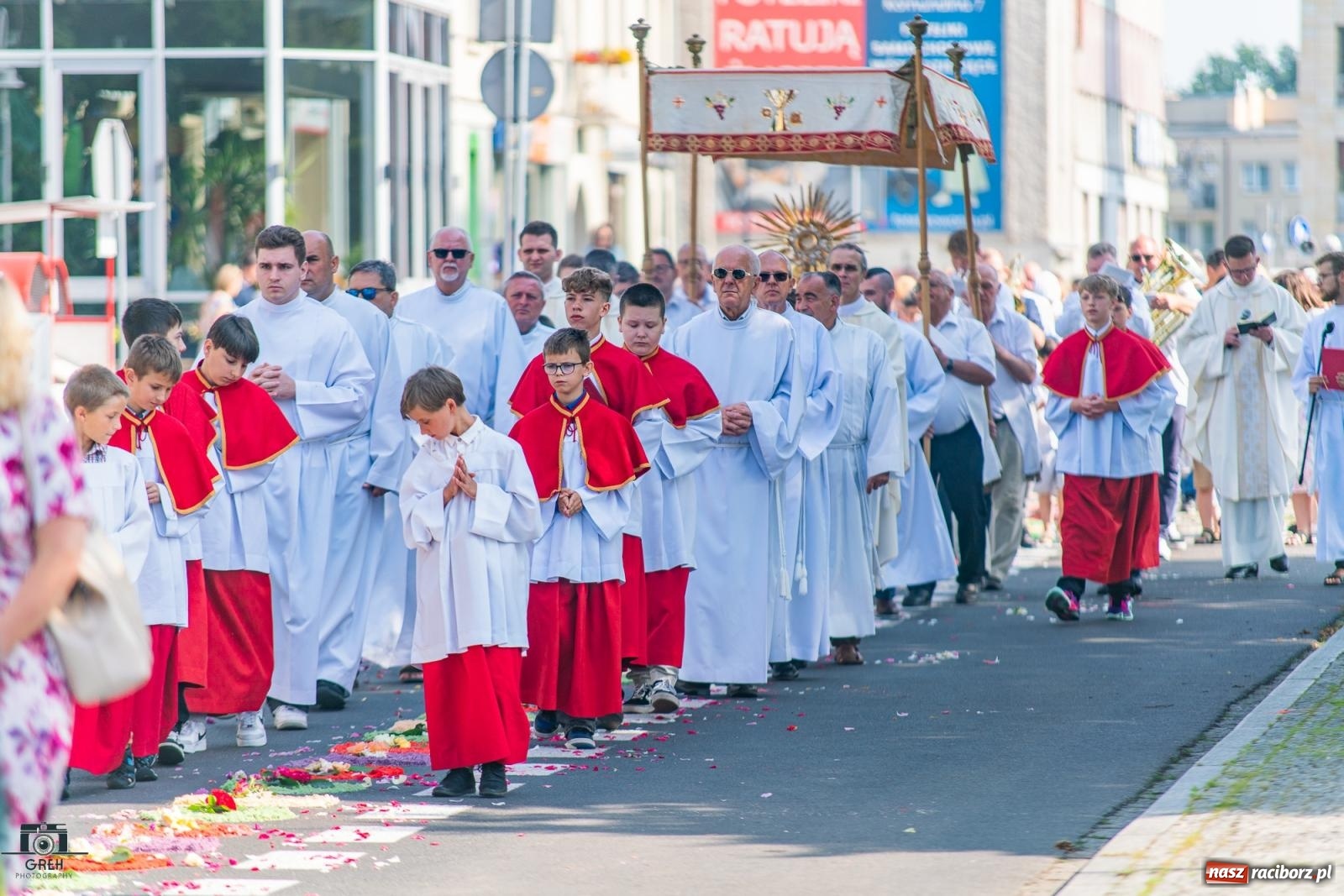 Zdjęcie w galerii na portalu naszraciborz.pl: Boże Ciało w parafii WNMP w Raciborzu – nowa trasa procesji i przypomnienie genezy święta wiadomości z regionu