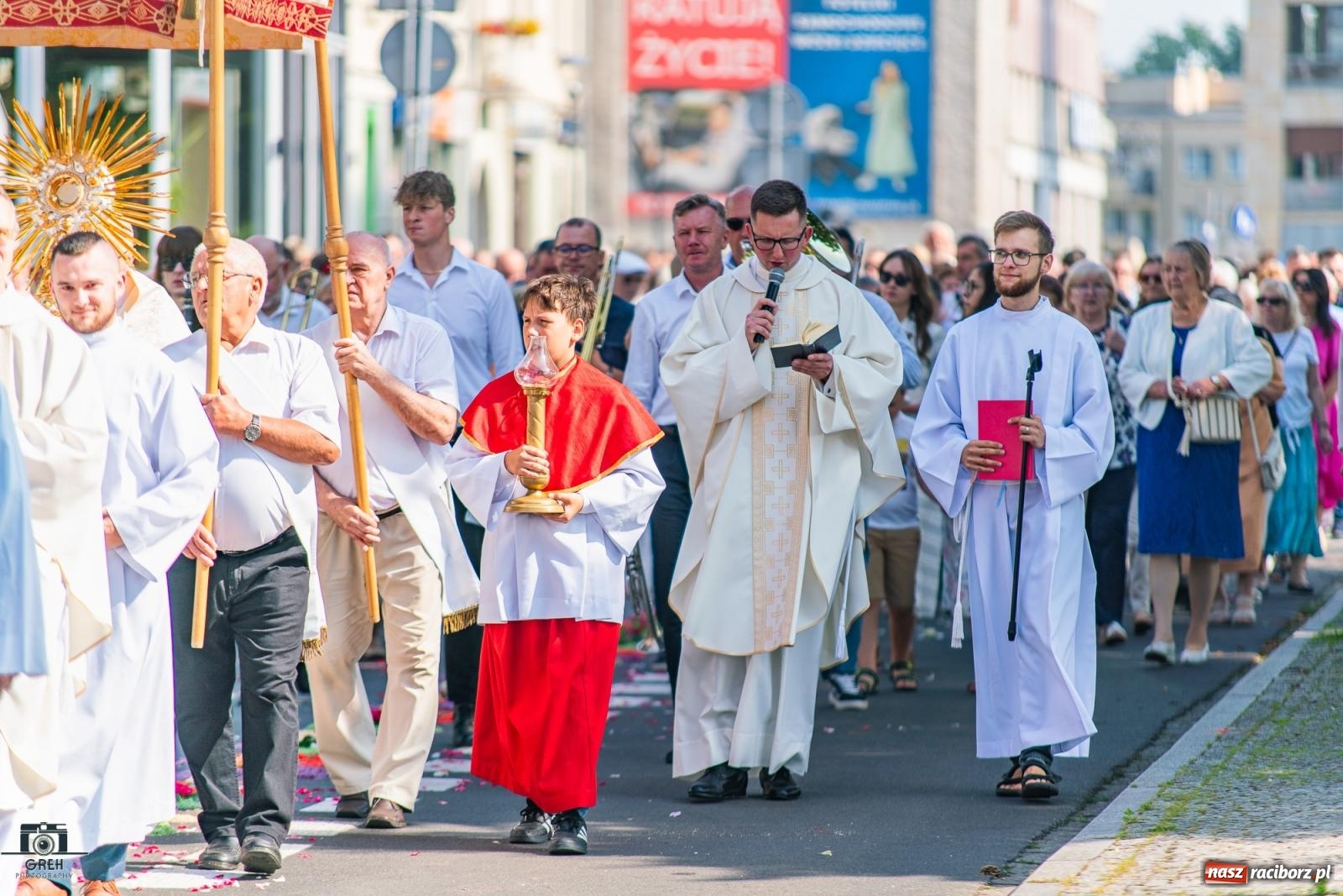 Zdjęcie w galerii na portalu naszraciborz.pl: Boże Ciało w parafii WNMP w Raciborzu – nowa trasa procesji i przypomnienie genezy święta wiadomości z regionu