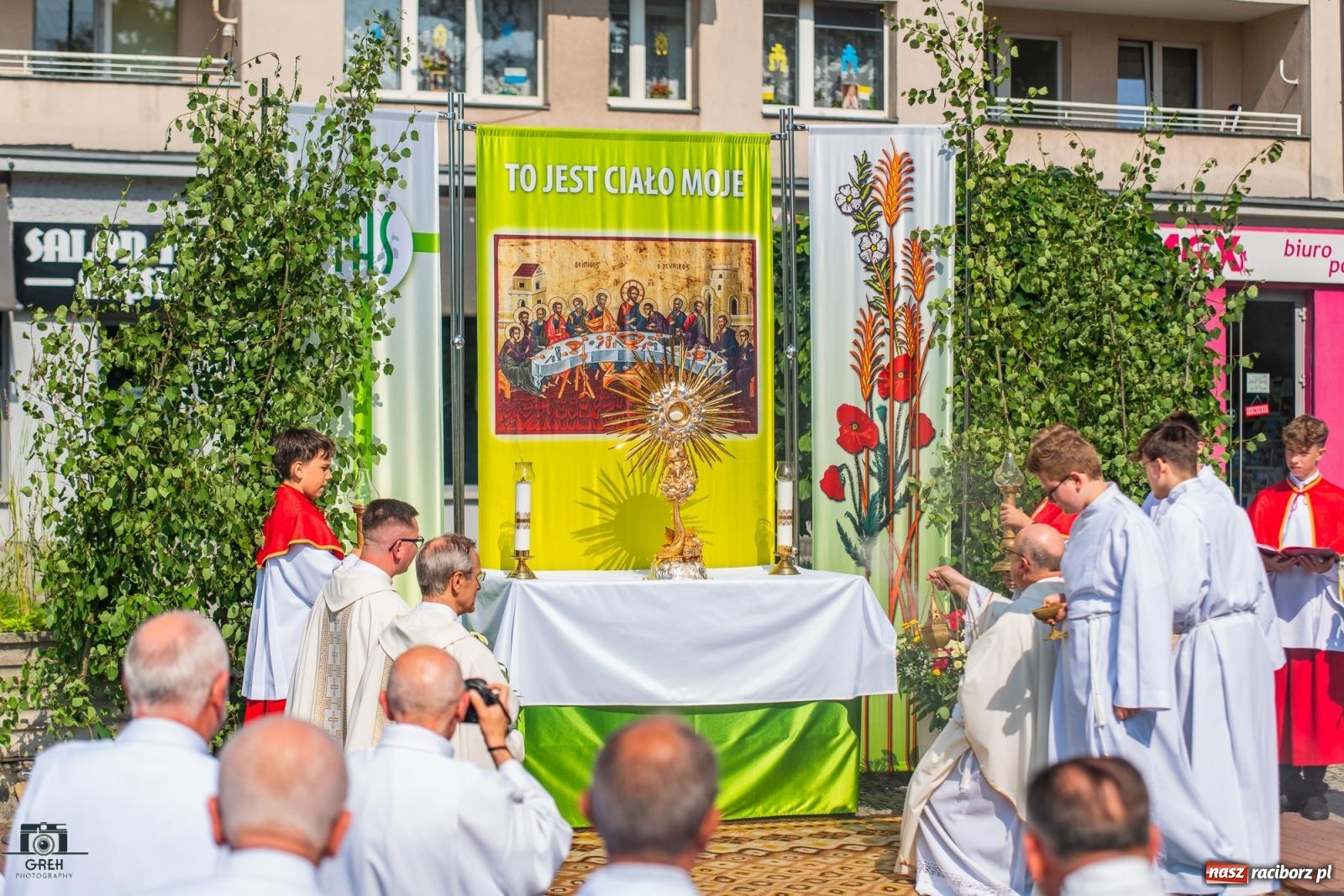 Zdjęcie w galerii na portalu naszraciborz.pl: Boże Ciało w parafii WNMP w Raciborzu – nowa trasa procesji i przypomnienie genezy święta wiadomości z regionu