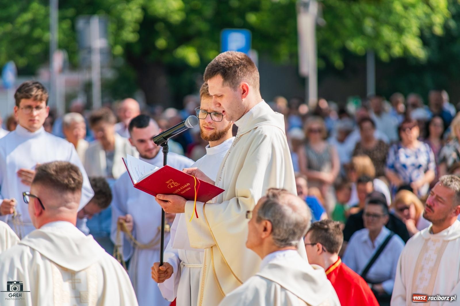 Zdjęcie w galerii na portalu naszraciborz.pl: Boże Ciało w parafii WNMP w Raciborzu – nowa trasa procesji i przypomnienie genezy święta wiadomości z regionu
