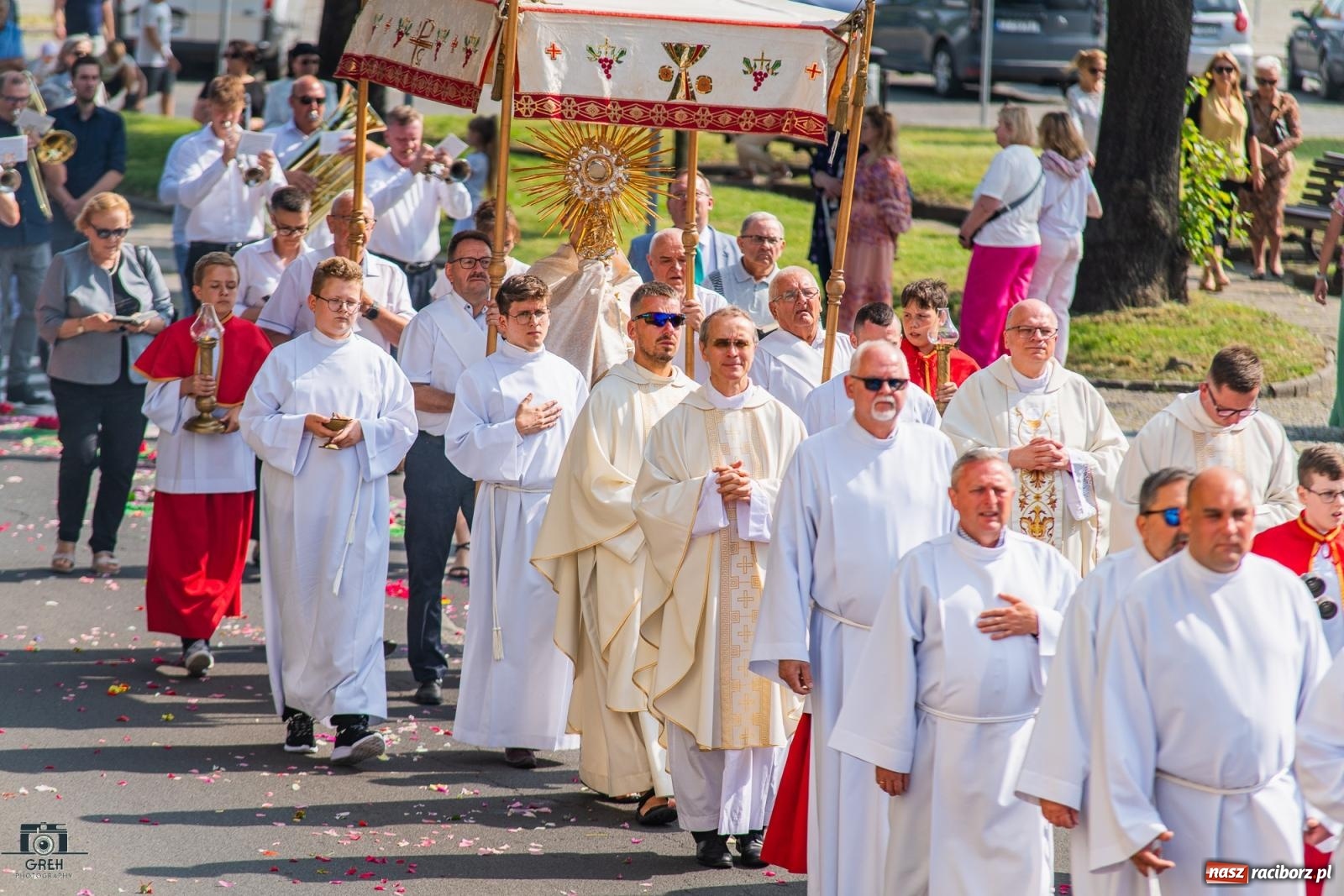 Zdjęcie w galerii na portalu naszraciborz.pl: Boże Ciało w parafii WNMP w Raciborzu – nowa trasa procesji i przypomnienie genezy święta wiadomości z regionu