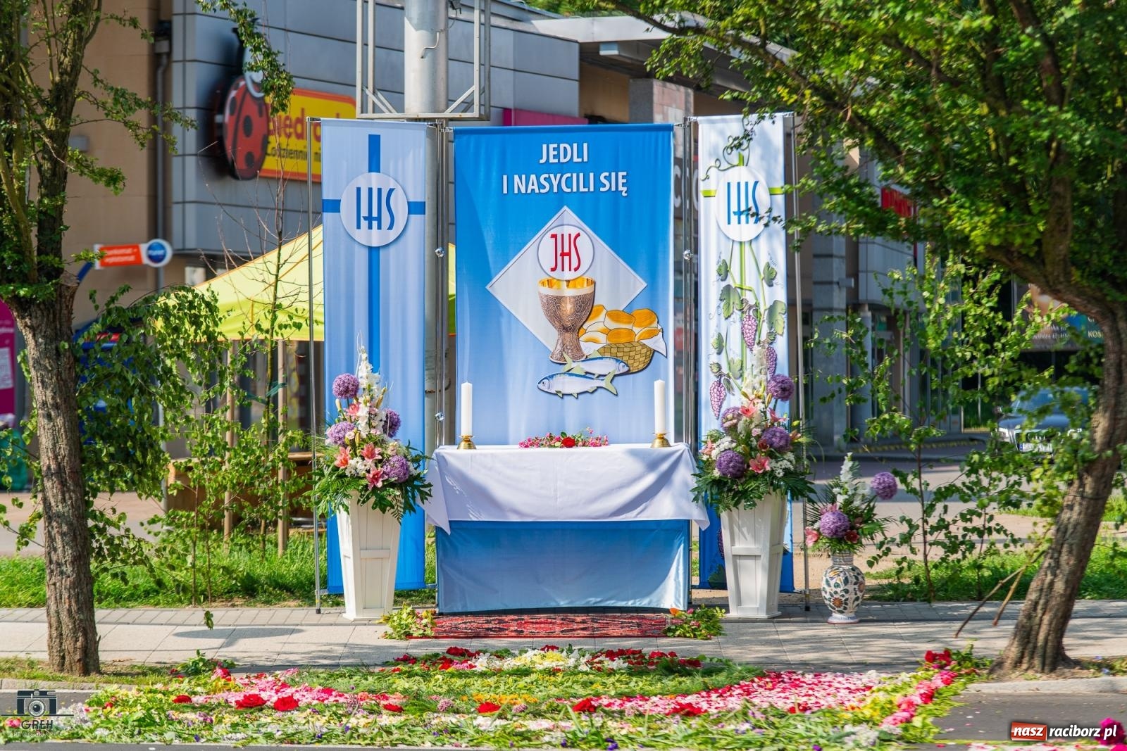 Zdjęcie w galerii na portalu naszraciborz.pl: Boże Ciało w parafii WNMP w Raciborzu – nowa trasa procesji i przypomnienie genezy święta wiadomości z regionu