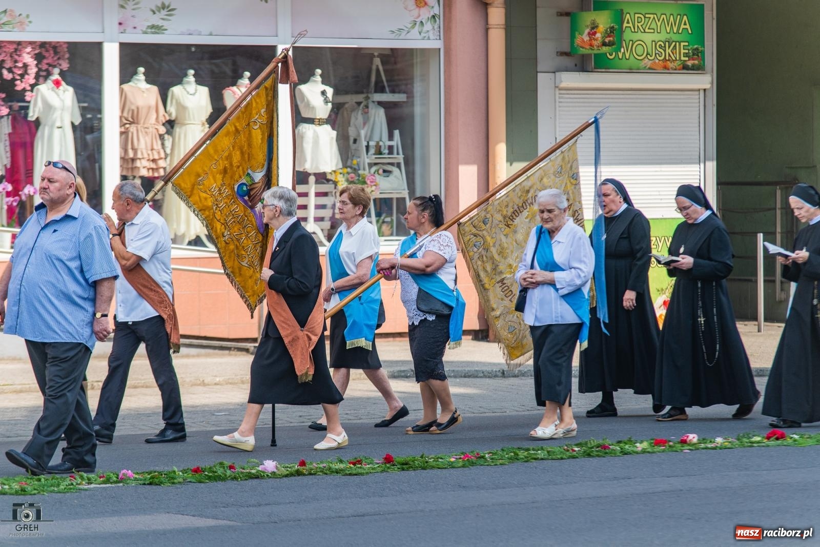 Zdjęcie w galerii na portalu naszraciborz.pl: Boże Ciało w parafii WNMP w Raciborzu – nowa trasa procesji i przypomnienie genezy święta wiadomości z regionu