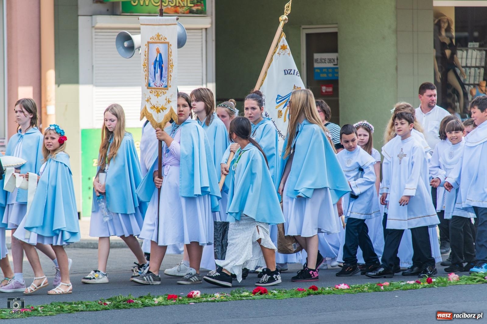 Zdjęcie w galerii na portalu naszraciborz.pl: Boże Ciało w parafii WNMP w Raciborzu – nowa trasa procesji i przypomnienie genezy święta wiadomości z regionu