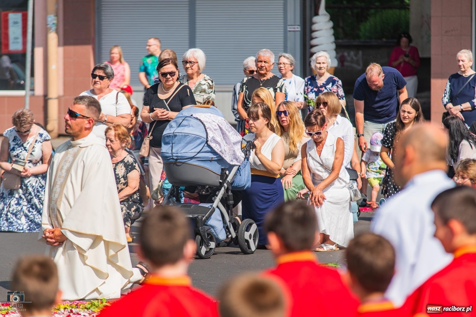 Zdjęcie w galerii na portalu naszraciborz.pl: Boże Ciało w parafii WNMP w Raciborzu – nowa trasa procesji i przypomnienie genezy święta wiadomości z regionu