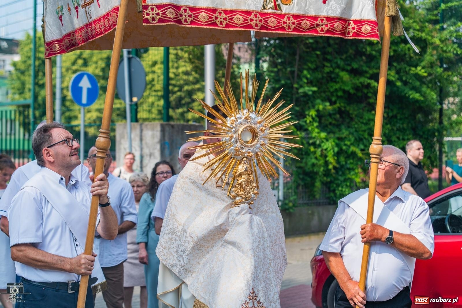 Zdjęcie w galerii na portalu naszraciborz.pl: Boże Ciało w parafii WNMP w Raciborzu – nowa trasa procesji i przypomnienie genezy święta wiadomości z regionu