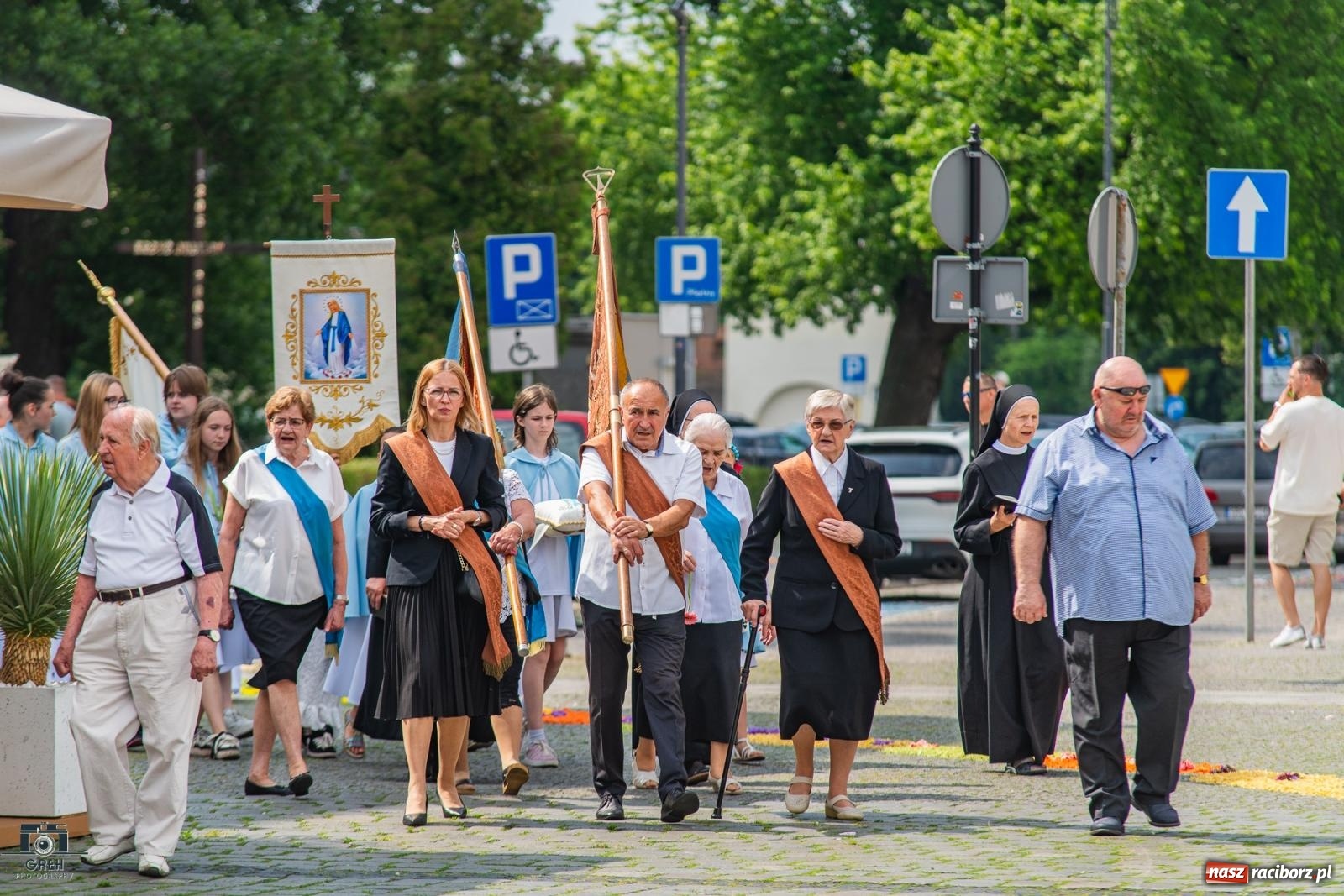 Zdjęcie w galerii na portalu naszraciborz.pl: Boże Ciało w parafii WNMP w Raciborzu – nowa trasa procesji i przypomnienie genezy święta wiadomości z regionu