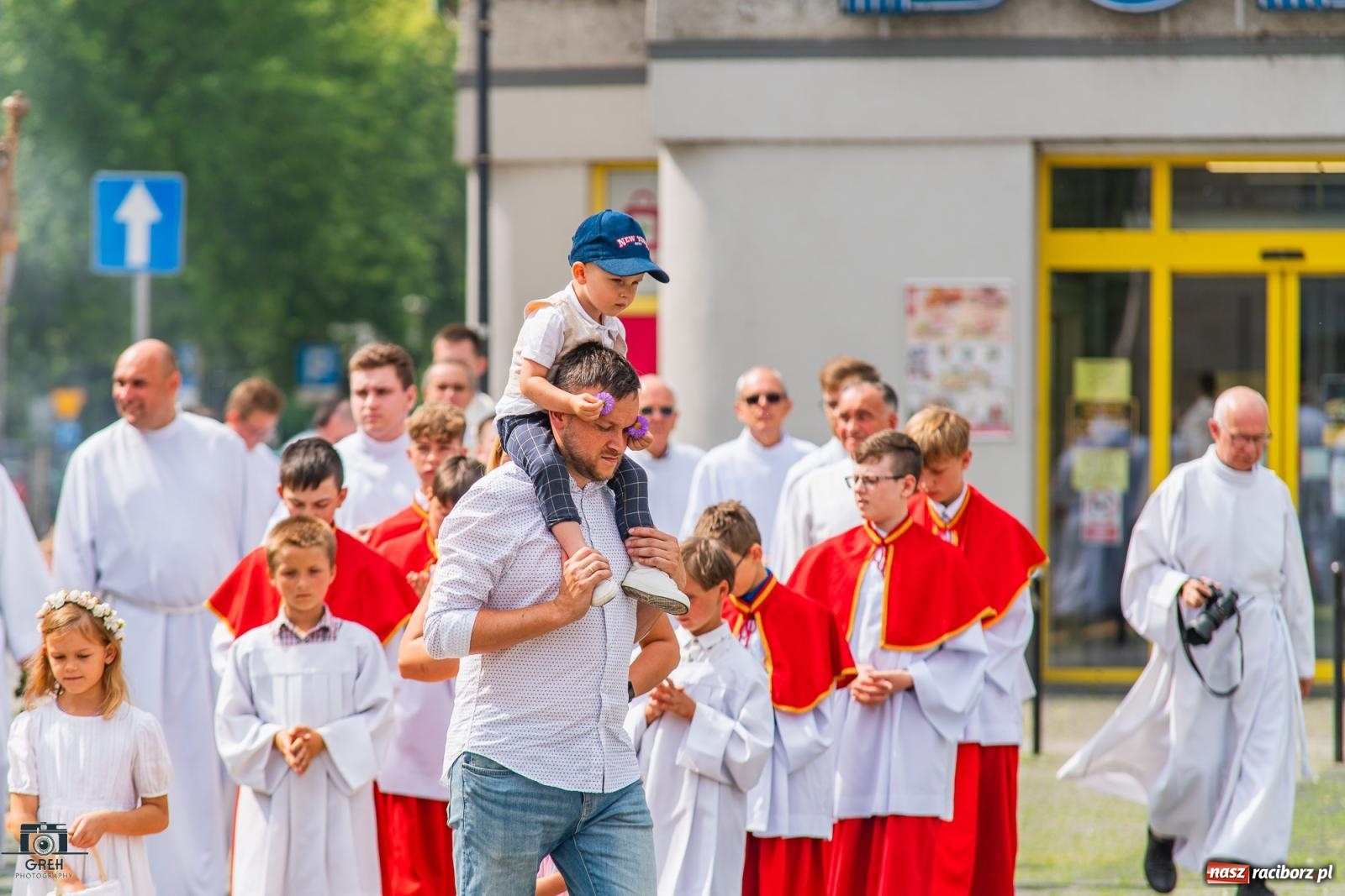 Zdjęcie w galerii na portalu naszraciborz.pl: Boże Ciało w parafii WNMP w Raciborzu – nowa trasa procesji i przypomnienie genezy święta wiadomości z regionu