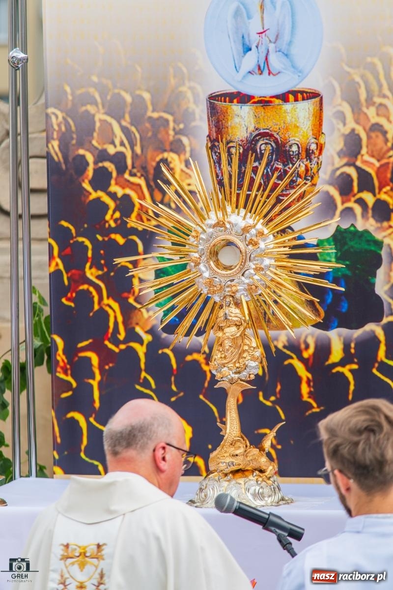 Zdjęcie w galerii na portalu naszraciborz.pl: Boże Ciało w parafii WNMP w Raciborzu – nowa trasa procesji i przypomnienie genezy święta wiadomości z regionu
