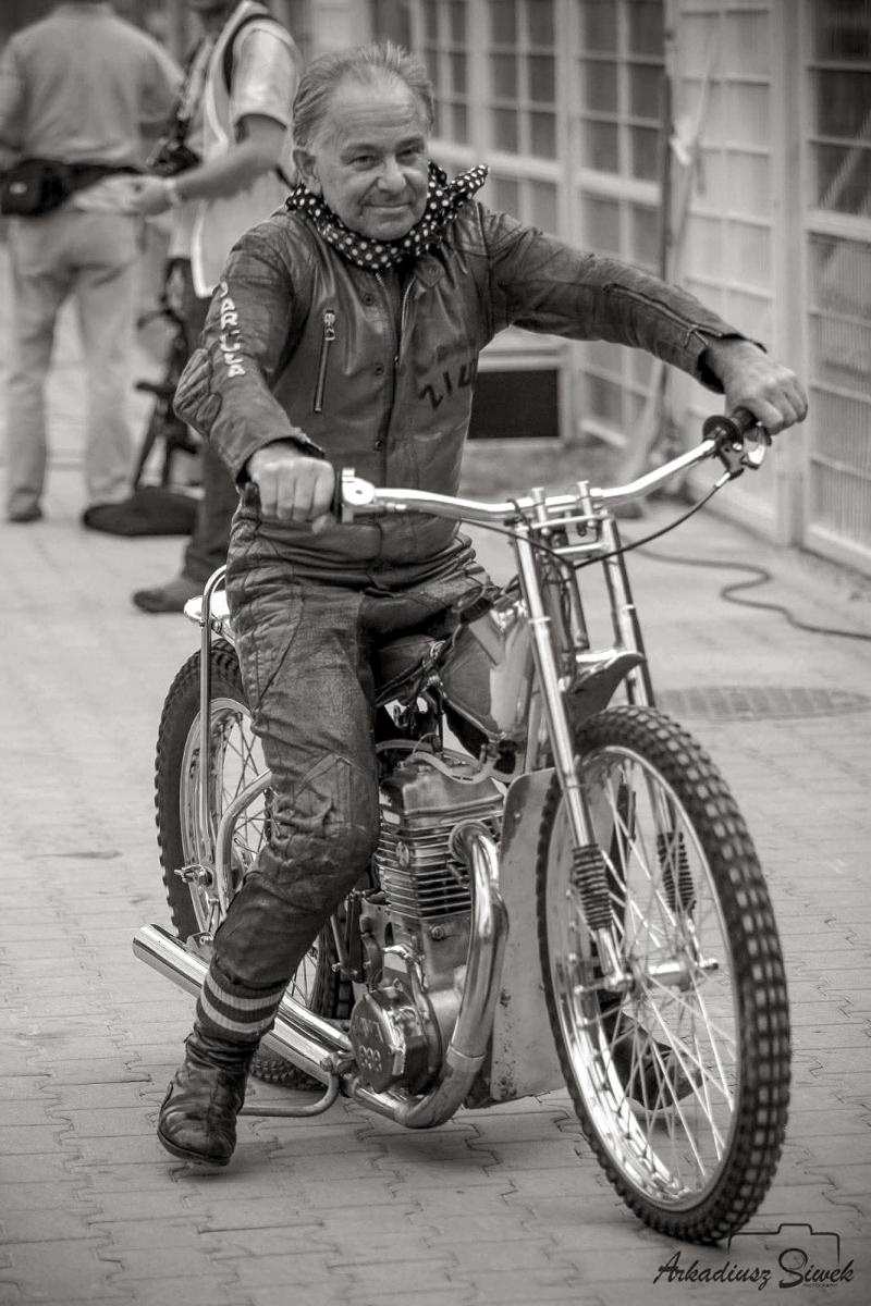 Zdjęcie w galerii na portalu naszraciborz.pl: Ostatnie okrążenie Józefa Jarmuły. Pożegnanie żużlowej legendy na raciborskim cmentarzu wiadomości z regionu