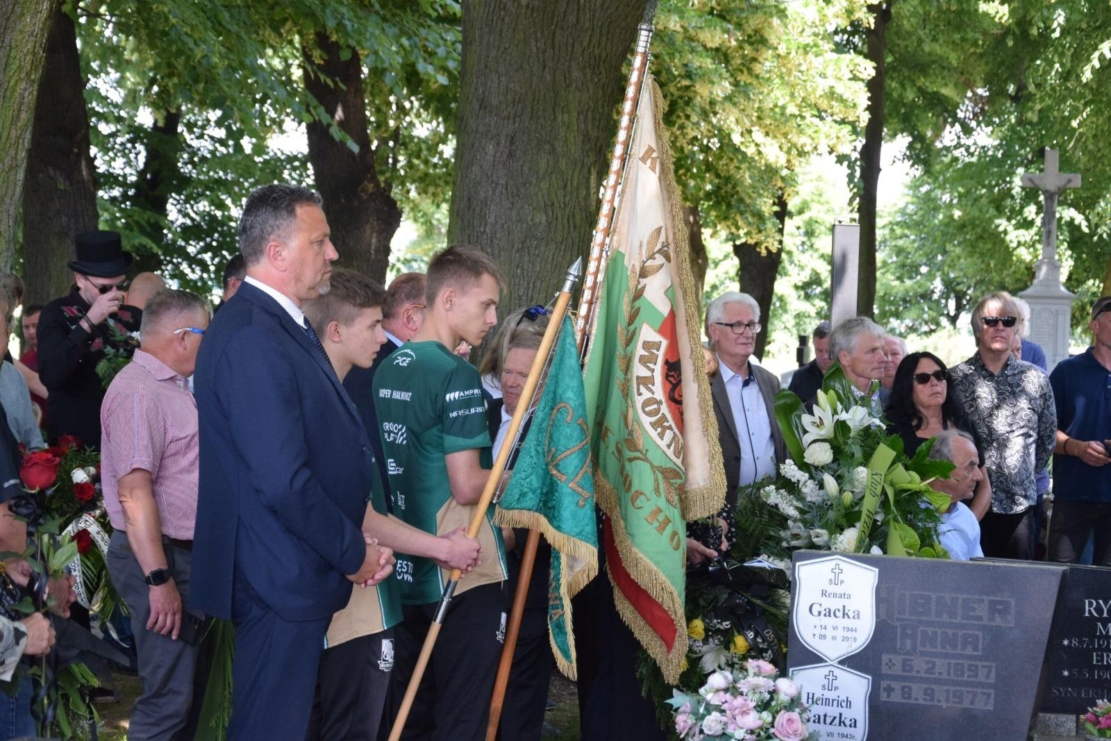 Zdjęcie w galerii na portalu naszraciborz.pl: Ostatnie okrążenie Józefa Jarmuły. Pożegnanie żużlowej legendy na raciborskim cmentarzu wiadomości z regionu
