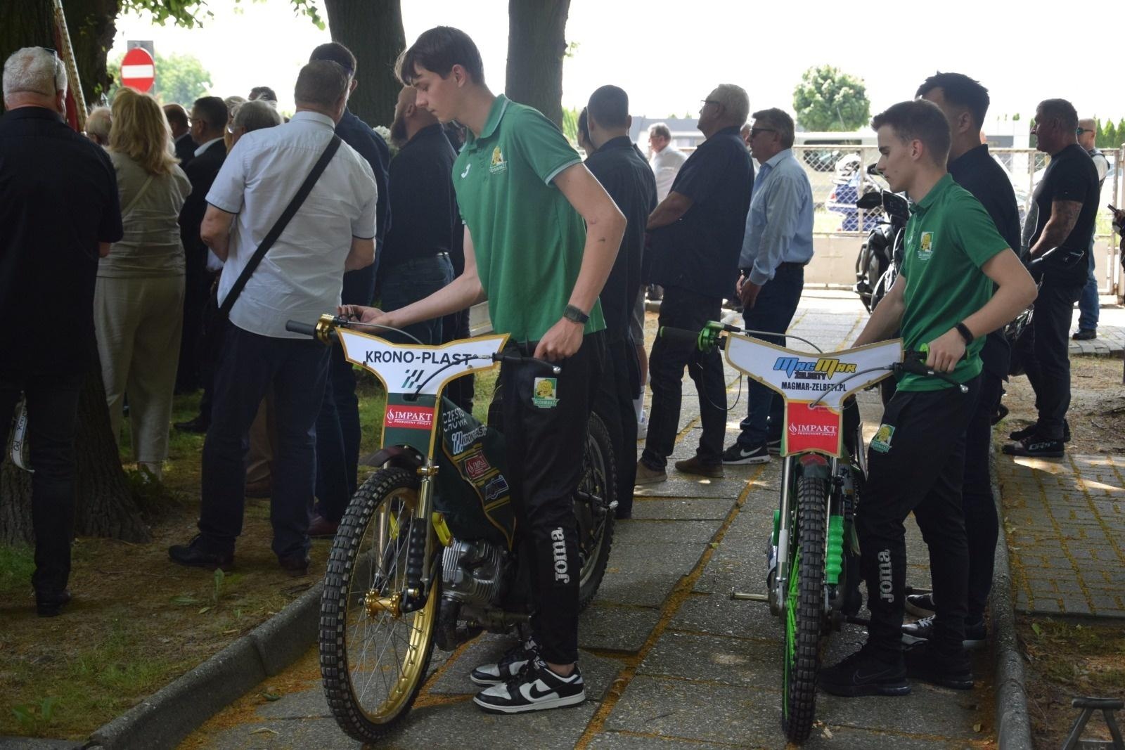 Zdjęcie w galerii na portalu naszraciborz.pl: Ostatnie okrążenie Józefa Jarmuły. Pożegnanie żużlowej legendy na raciborskim cmentarzu wiadomości z regionu