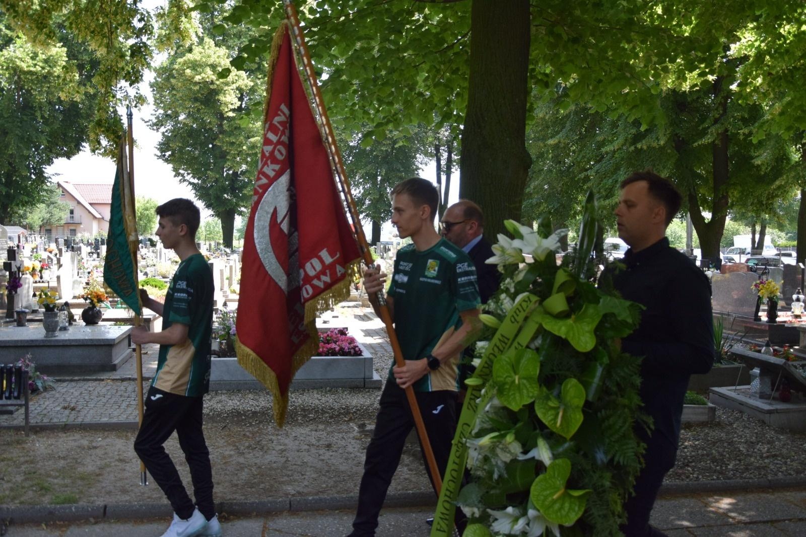 Zdjęcie w galerii na portalu naszraciborz.pl: Ostatnie okrążenie Józefa Jarmuły. Pożegnanie żużlowej legendy na raciborskim cmentarzu wiadomości z regionu