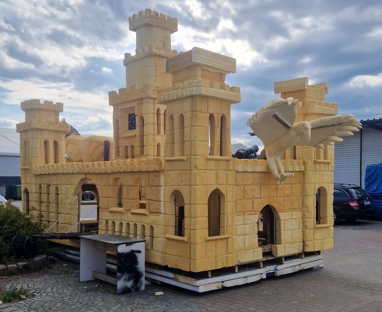 Zdjęcie w galerii na portalu naszraciborz.pl: Pływadło pełne serca i historii. Charytatywny spływ oraz widowiskowe show na dziedzińcu zamku wiadomości z regionu