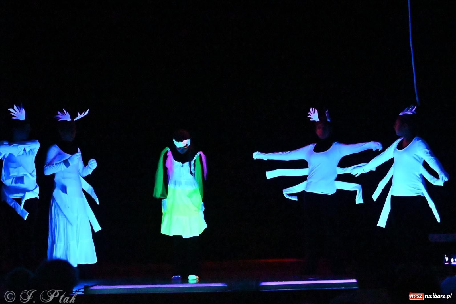 Zdjęcie w galerii na portalu naszraciborz.pl: Magia baśni na scenie MDK. Dziecięce talenty oczarowały publiczność [FOTO] wiadomości z regionu