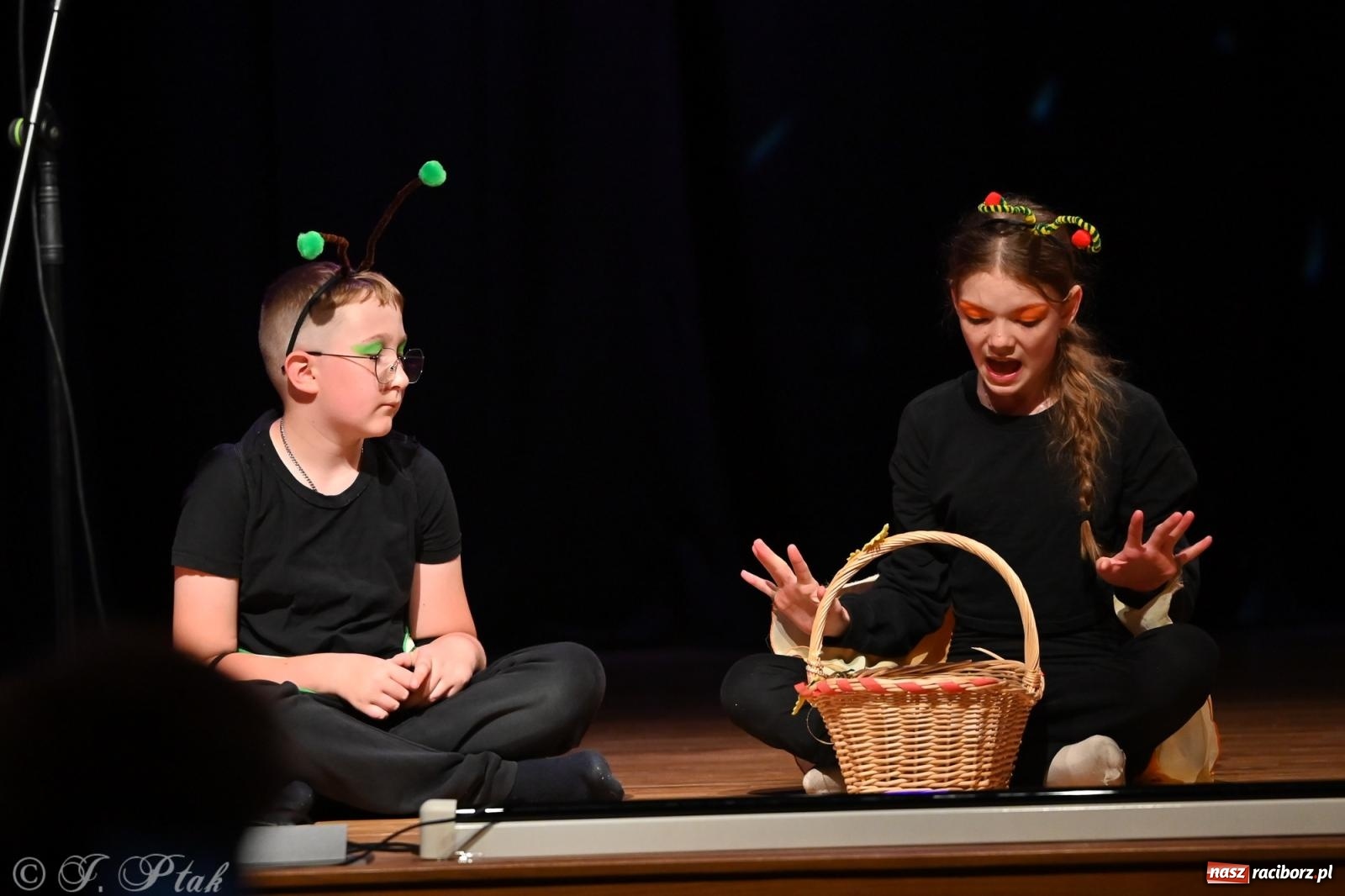 Zdjęcie w galerii na portalu naszraciborz.pl: Magia baśni na scenie MDK. Dziecięce talenty oczarowały publiczność [FOTO] wiadomości z regionu