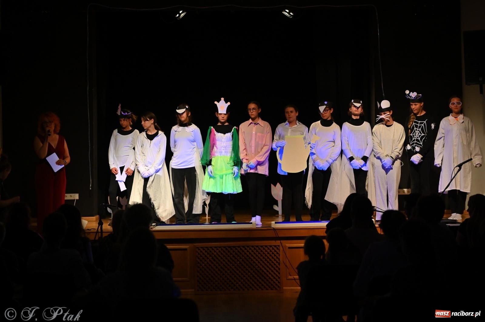 Zdjęcie w galerii na portalu naszraciborz.pl: Magia baśni na scenie MDK. Dziecięce talenty oczarowały publiczność [FOTO] wiadomości z regionu