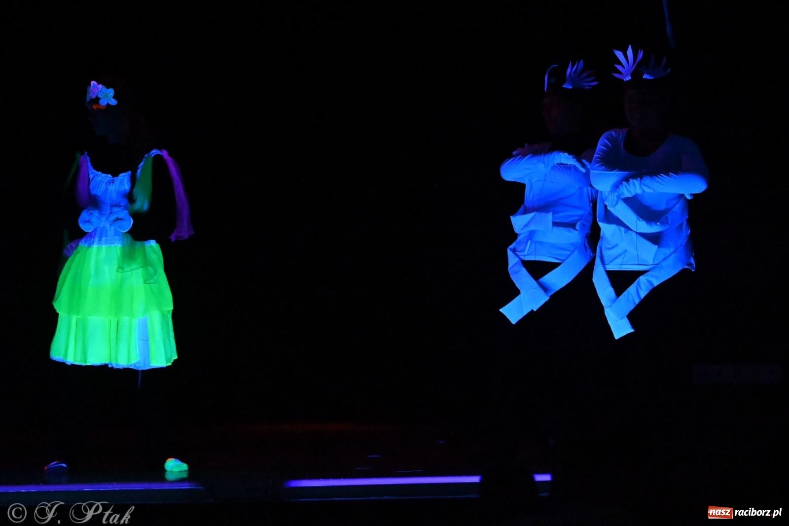 Zdjęcie w galerii na portalu naszraciborz.pl: Magia baśni na scenie MDK. Dziecięce talenty oczarowały publiczność [FOTO] wiadomości z regionu