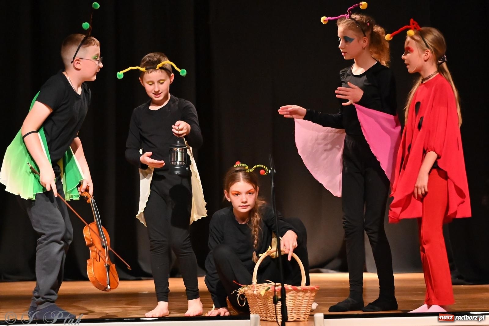 Zdjęcie w galerii na portalu naszraciborz.pl: Magia baśni na scenie MDK. Dziecięce talenty oczarowały publiczność [FOTO] wiadomości z regionu