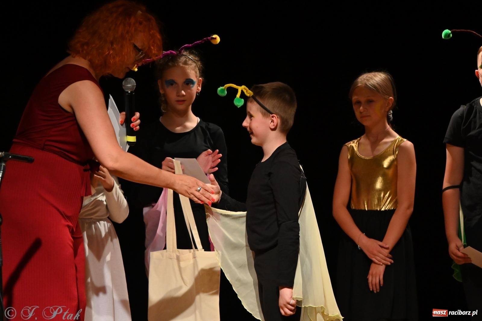 Zdjęcie w galerii na portalu naszraciborz.pl: Magia baśni na scenie MDK. Dziecięce talenty oczarowały publiczność [FOTO] wiadomości z regionu