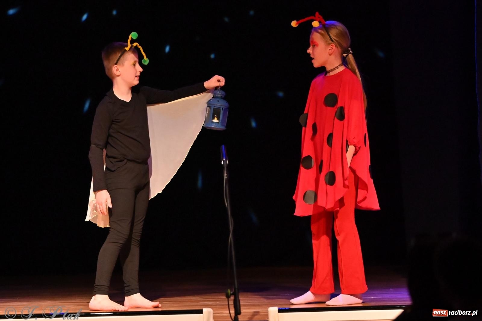 Zdjęcie w galerii na portalu naszraciborz.pl: Magia baśni na scenie MDK. Dziecięce talenty oczarowały publiczność [FOTO] wiadomości z regionu