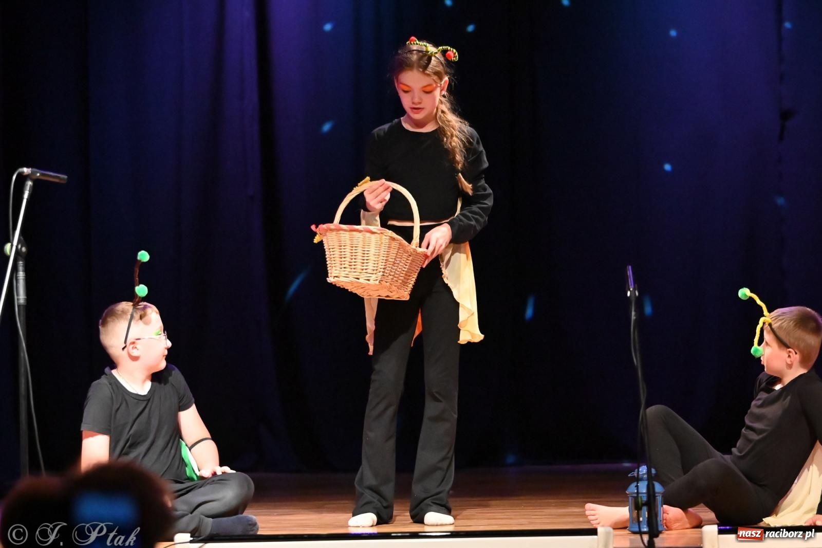 Zdjęcie w galerii na portalu naszraciborz.pl: Magia baśni na scenie MDK. Dziecięce talenty oczarowały publiczność [FOTO] wiadomości z regionu