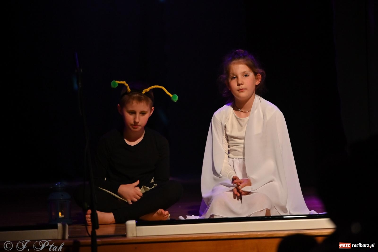 Zdjęcie w galerii na portalu naszraciborz.pl: Magia baśni na scenie MDK. Dziecięce talenty oczarowały publiczność [FOTO] wiadomości z regionu