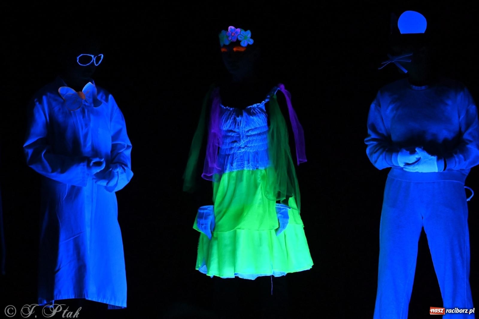 Zdjęcie w galerii na portalu naszraciborz.pl: Magia baśni na scenie MDK. Dziecięce talenty oczarowały publiczność [FOTO] wiadomości z regionu